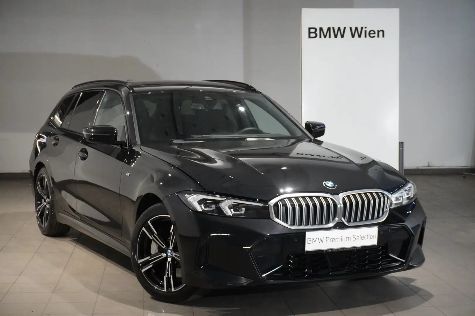 BMW 330 i xDrive Schwarz - 1