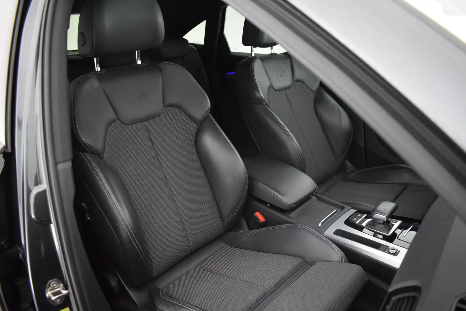 Audi Q5 Sportback 50 TFSI e 299pk 2x S-Line Black Edition Grijs - 2