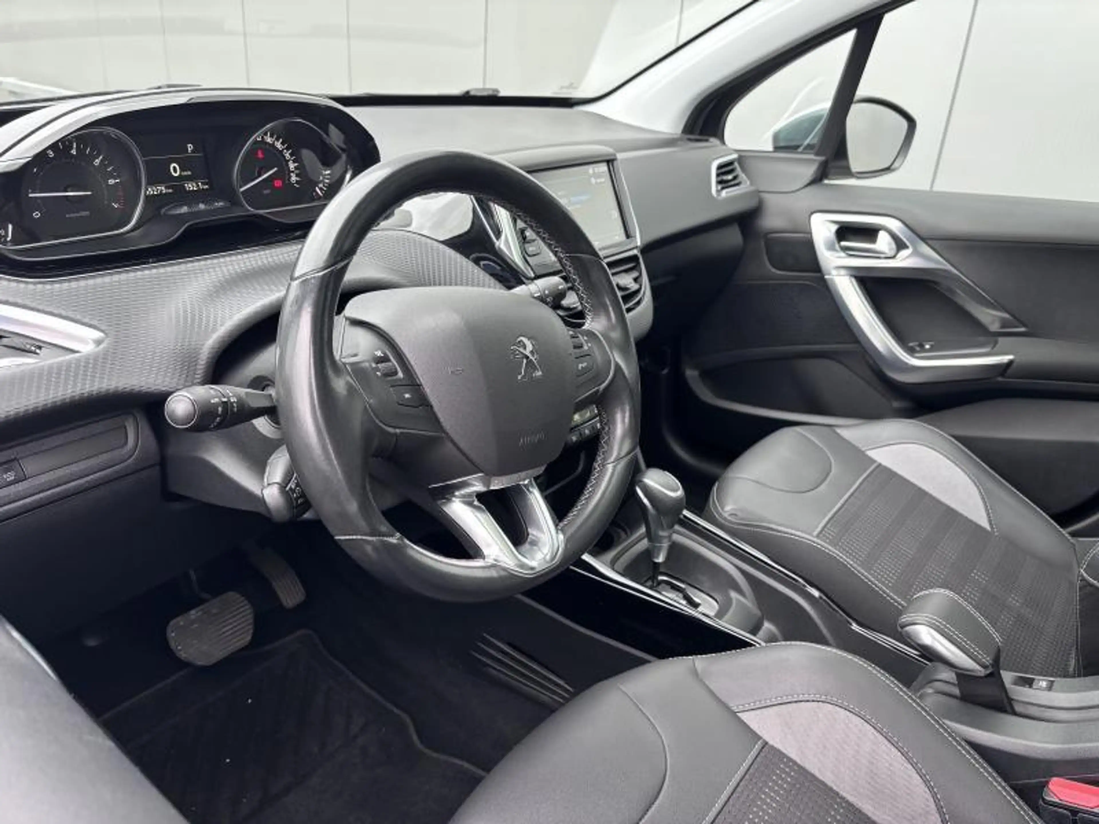 Peugeot 2008 Allure 1.2 TURBO 110 EAT6 — photo 8