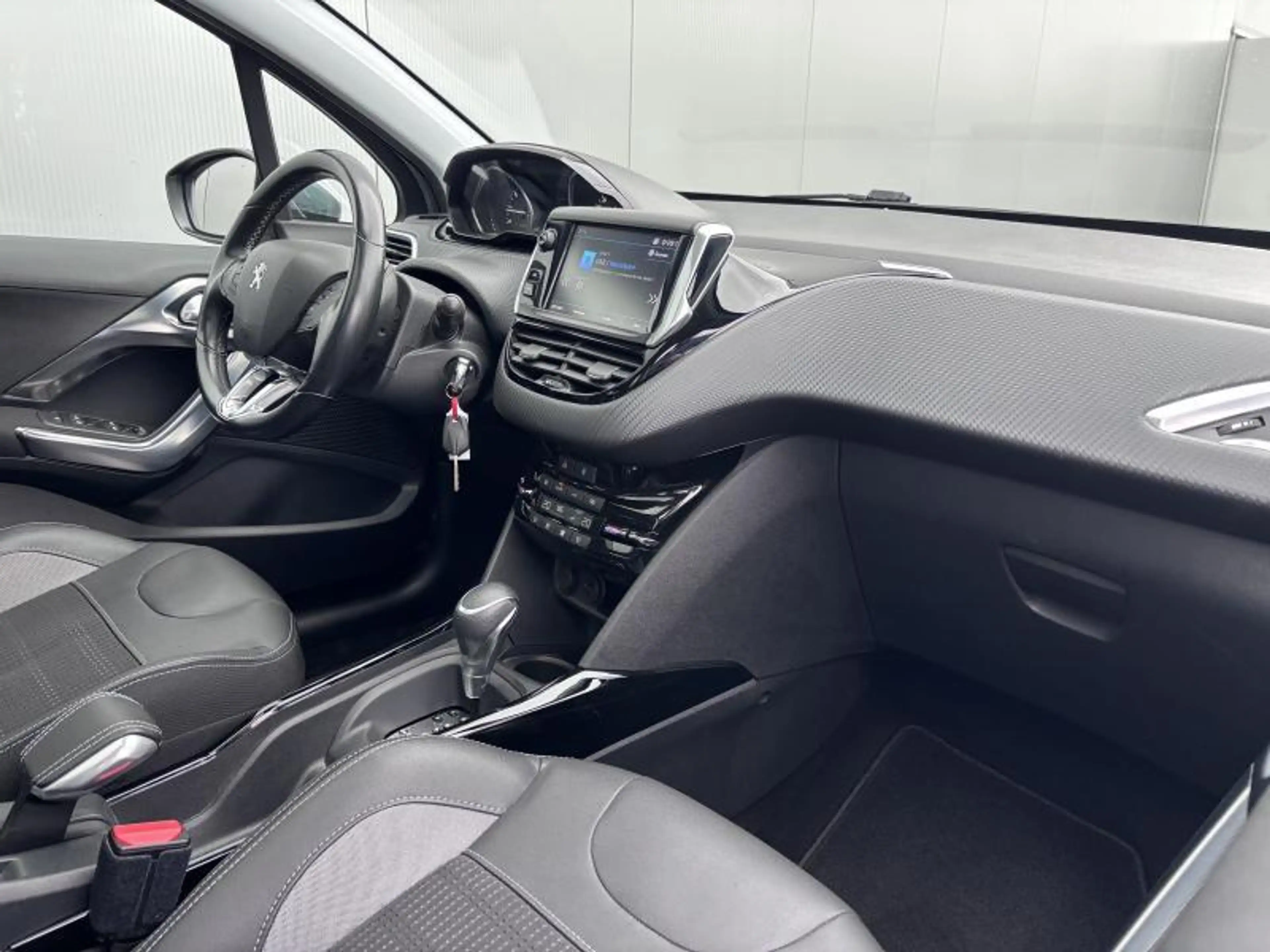 Peugeot 2008 Allure 1.2 TURBO 110 EAT6 — photo 9