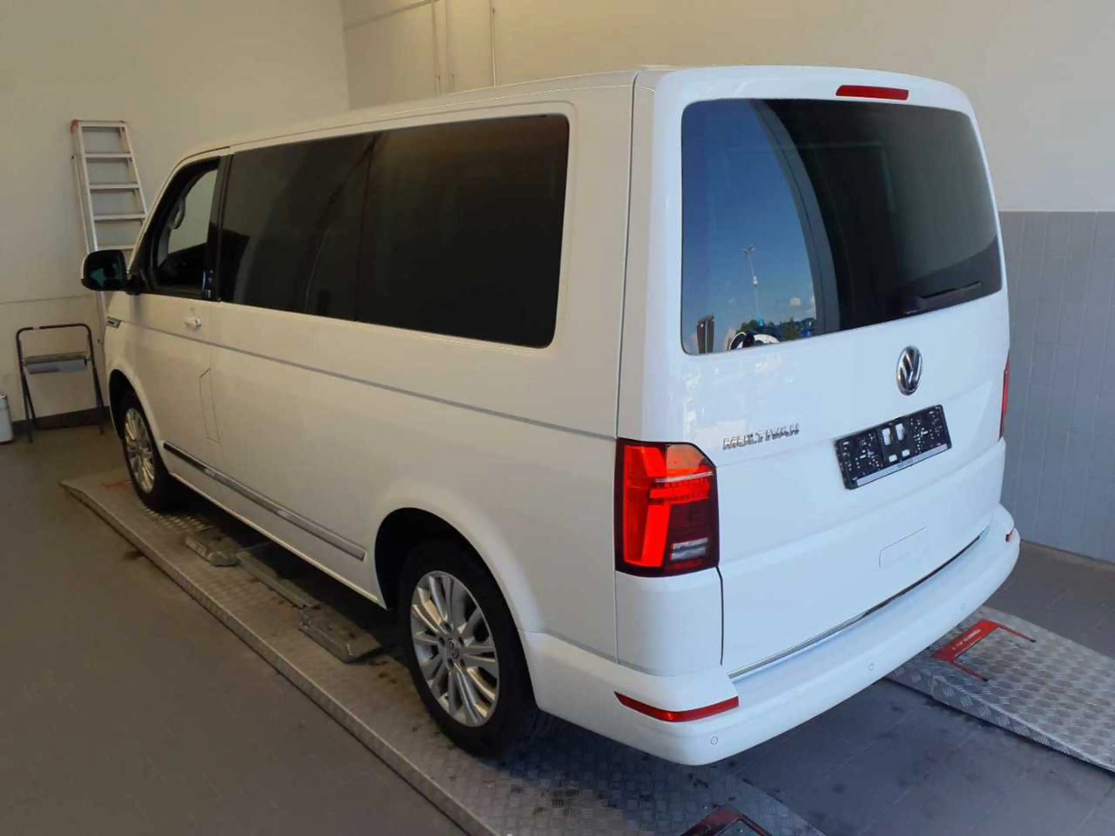 Volkswagen T6.1 Multivan Generation SIX 2.0 TDI DSG AHK Standh ACC Navi Sid — photo 5