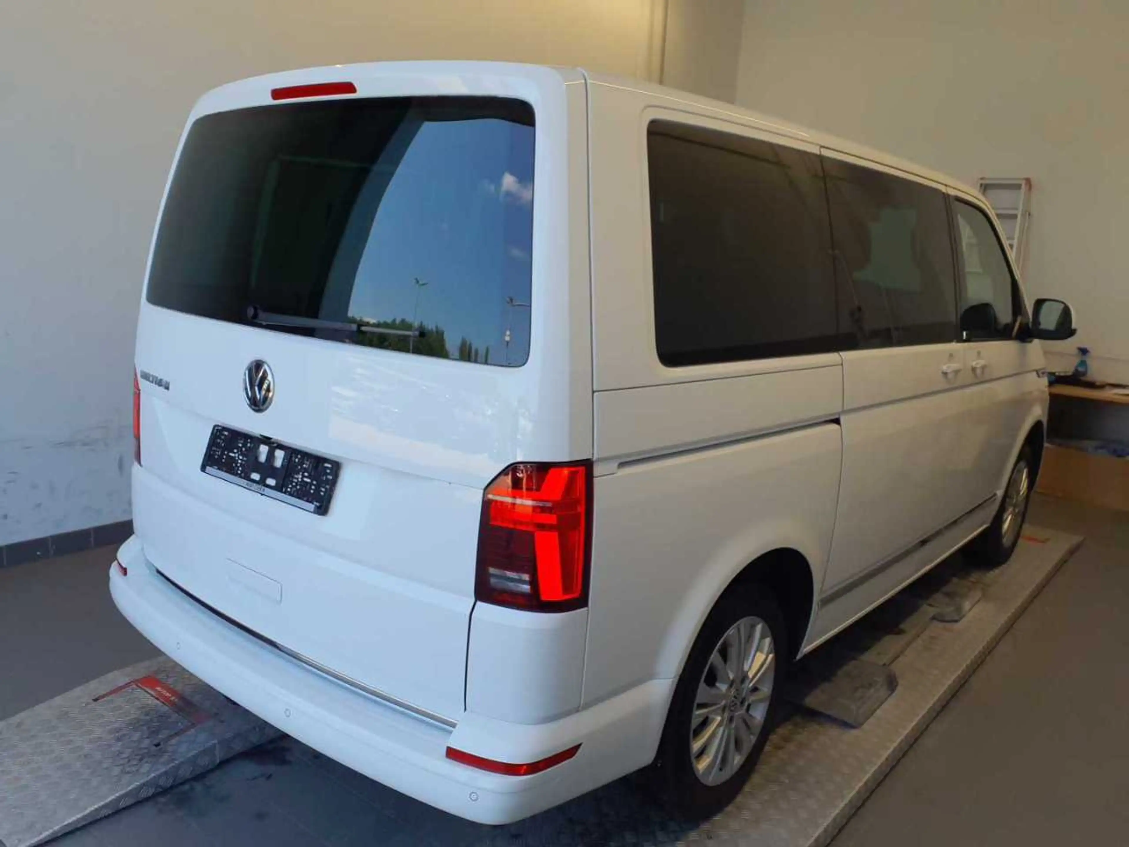 Volkswagen T6.1 Multivan Generation SIX 2.0 TDI DSG AHK Standh ACC Navi Sid — photo 4