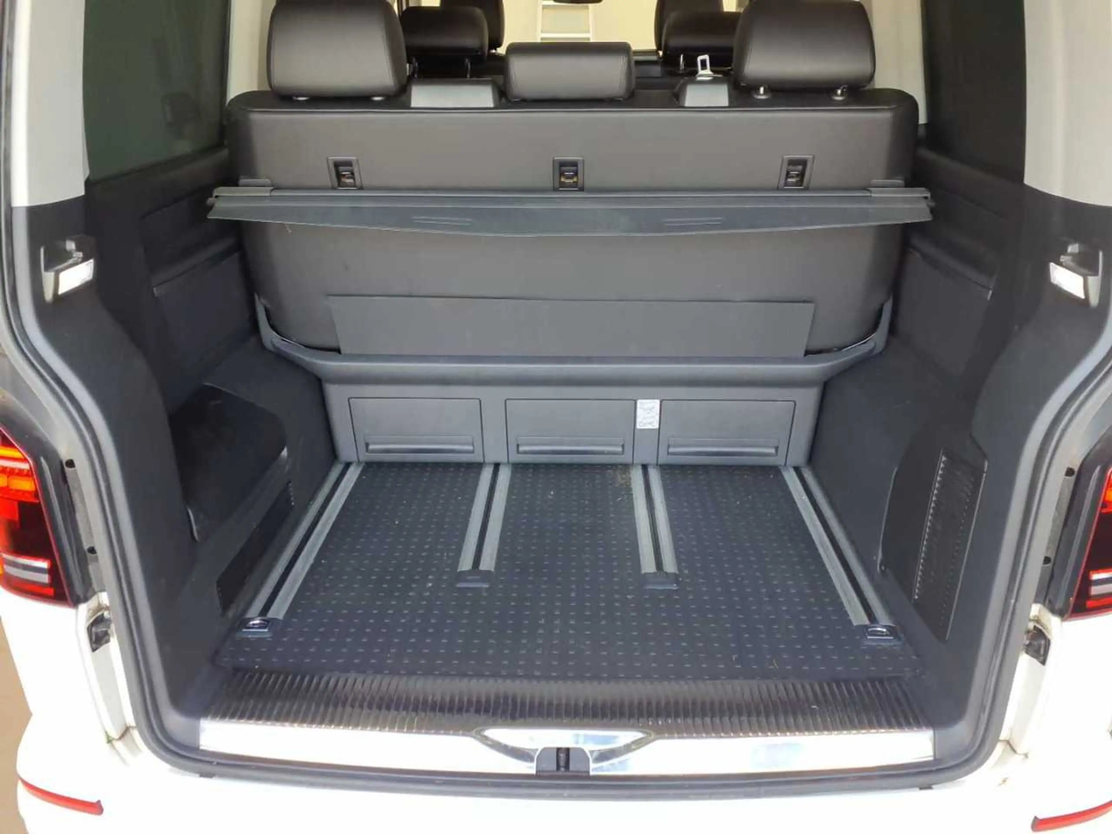 Volkswagen T6.1 Multivan Generation SIX 2.0 TDI DSG AHK Standh ACC Navi Sid — photo 9