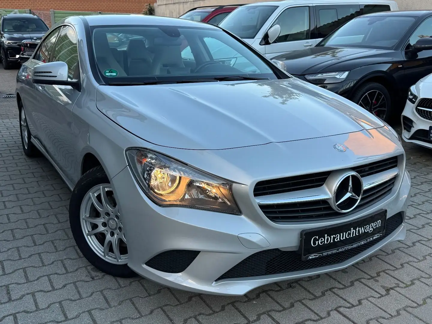 Mercedes-Benz CLA 180 Coupé 1. Hand 33.180 km Klima Navi Alu Argent - 2