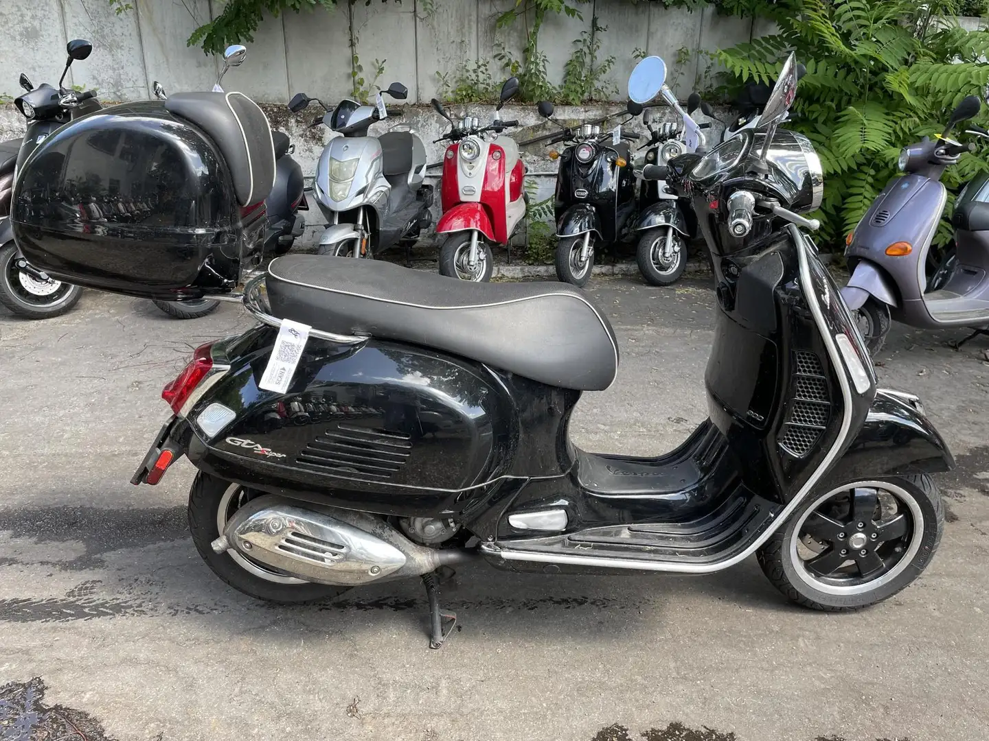 Vespa GTS Super 300 ABS ASR Topcase Noir - 2