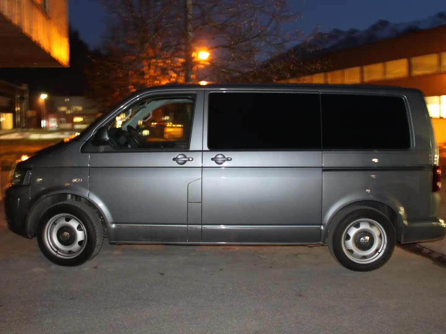 Volkswagen T5 Multivan Multivan Highline 2,0 BiTDI 4motion * VIP Business Grau - 1