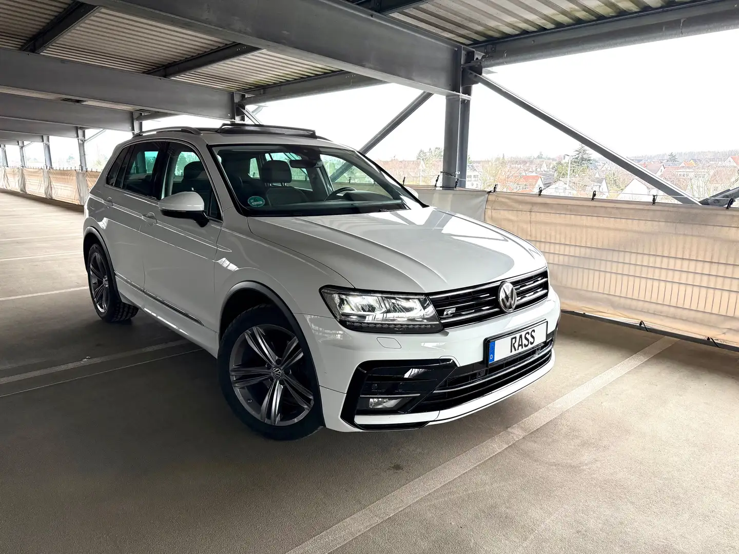 Volkswagen Tiguan 2.0 TDI R-Line GARANTIE 1HAND*NAVI*ACC*PANO*LED*BT Bianco - 1
