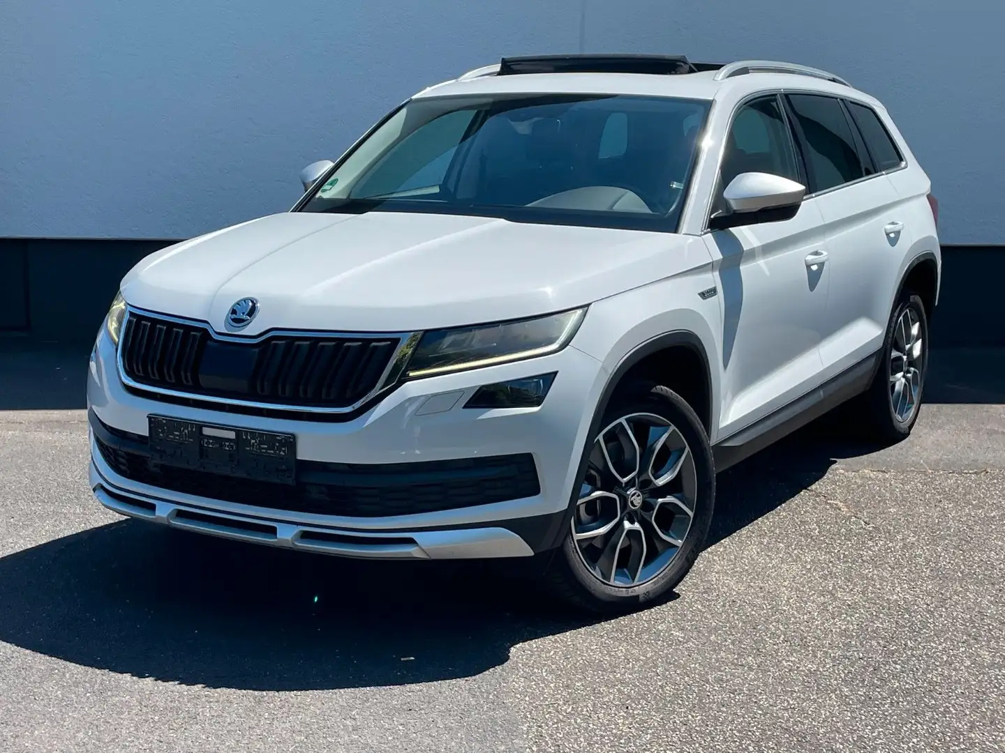 Skoda Kodiaq 4x4-PANO-AHK-1.HD-MEMORY-R.KAM-STANDHEIZ. Weiß - 1