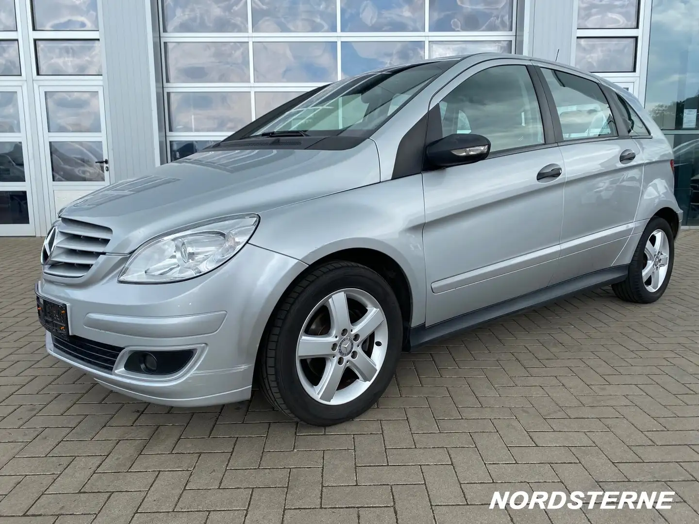 Mercedes-Benz B 150 B 150 Sports Tourer AUTOMATIK+NAVIGATION+AHK+SHZ Silber - 2