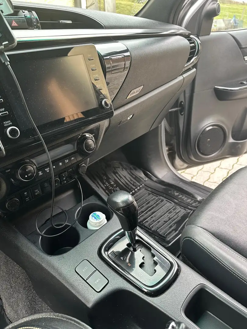 Toyota Hilux Hilux DK Invincible 4WD 2,8 D-4D Aut. Invincible Grau - 2