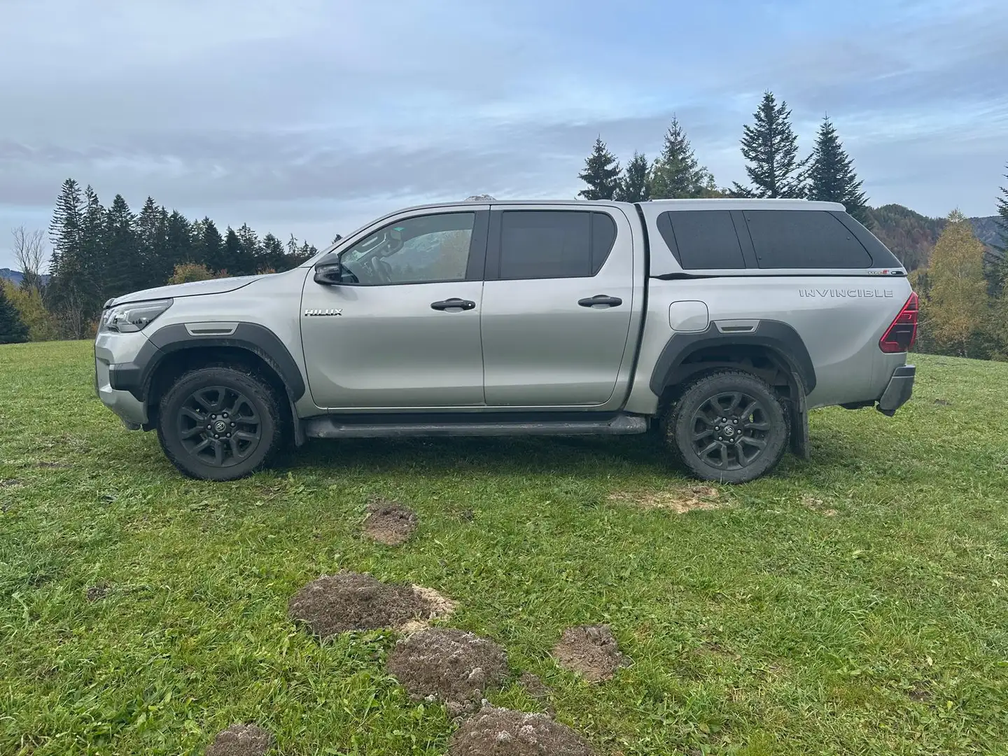 Toyota Hilux Hilux DK Invincible 4WD 2,8 D-4D Aut. Invincible Grau - 1