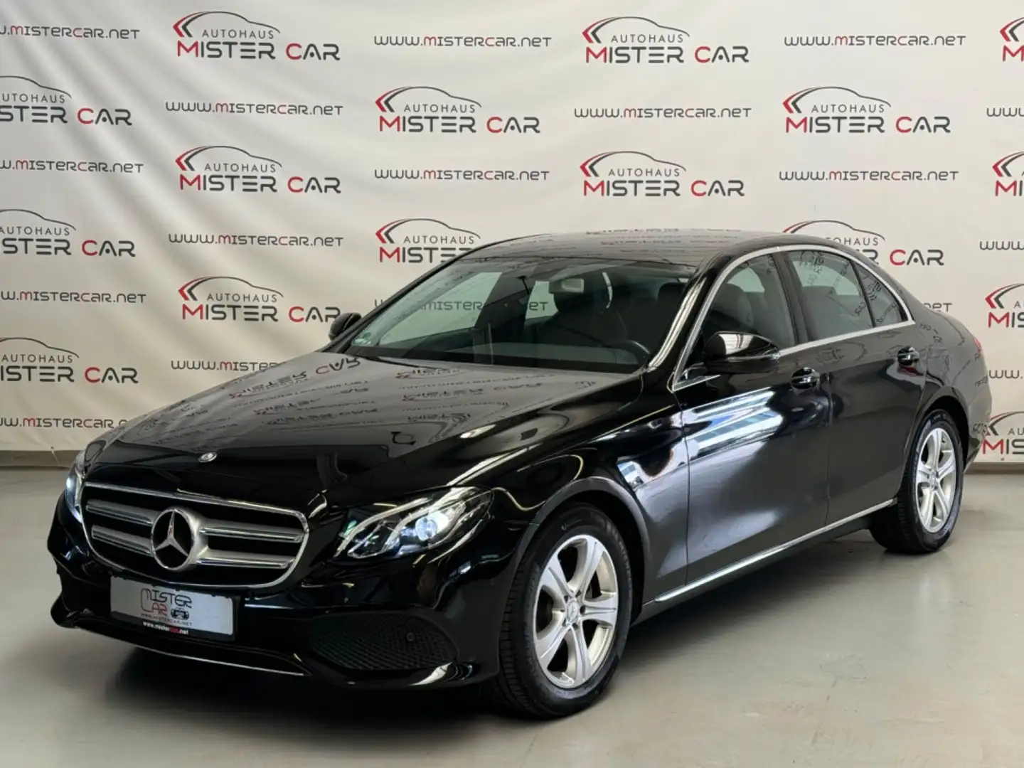 Mercedes-Benz E 200 d AVANTGARDE Navi/Leder/LED/Kam/Ambiente/17 Schwarz - 1
