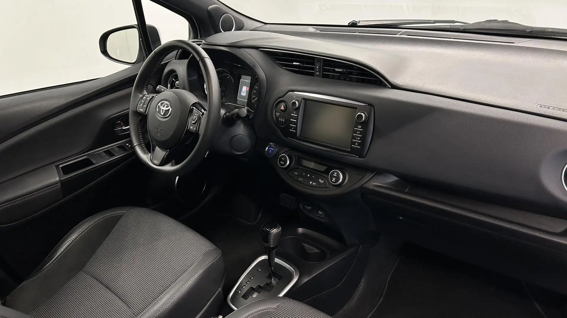 Toyota Yaris 1.5 Hybrid Premium PANO CAMERA 37000 KM LM ECC CRU Gris - 2