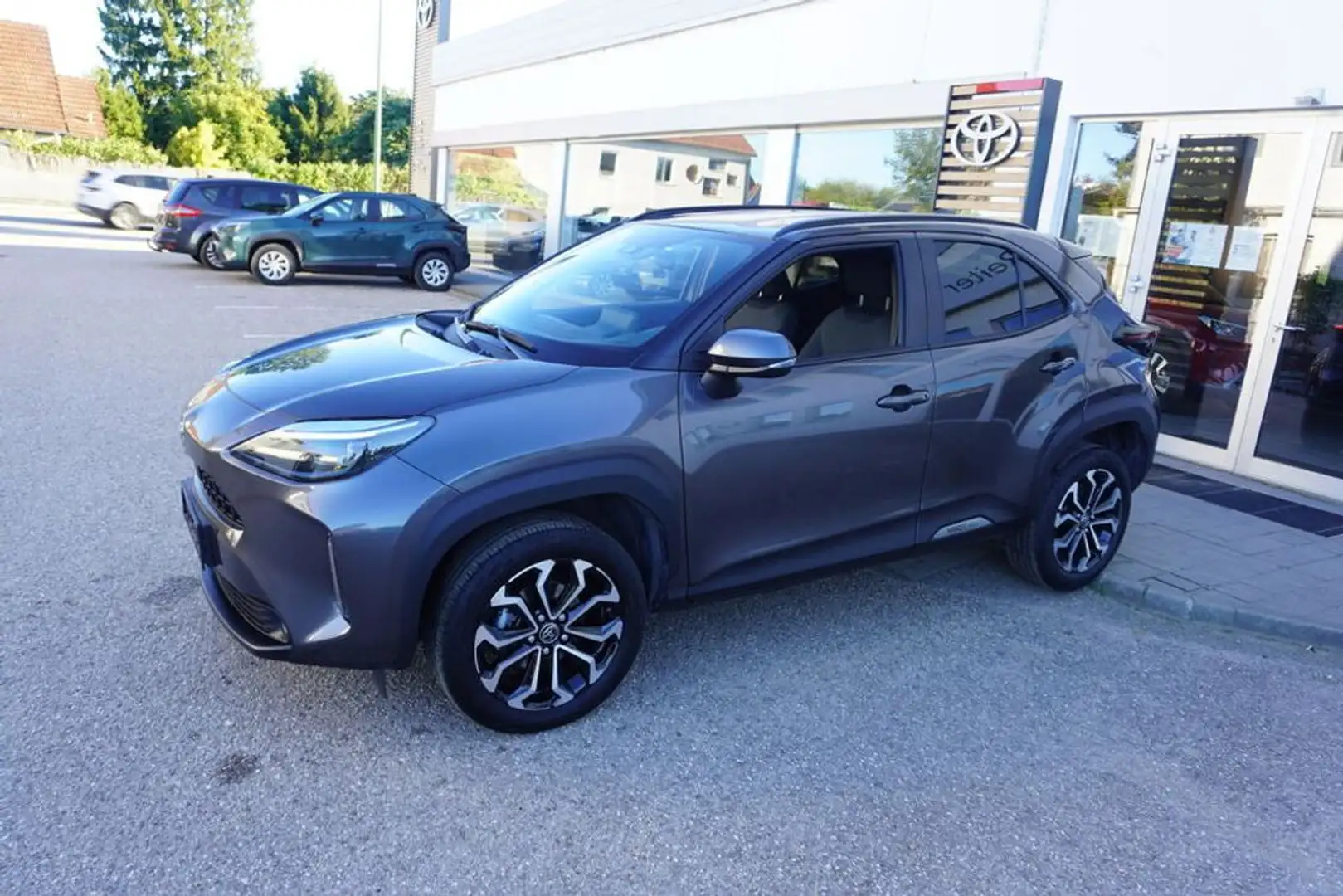 Toyota Yaris Cross 1,5 VVT-i Hybrid Active Drive Aut. Grau - 2