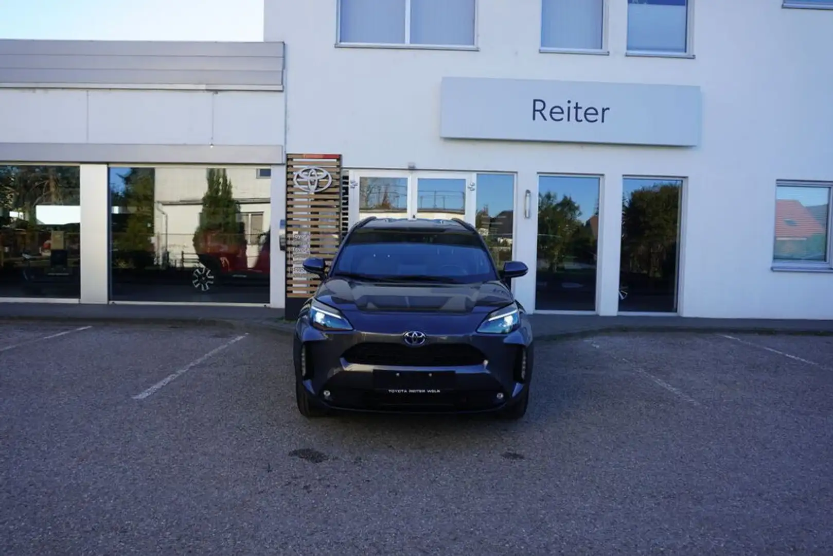 Toyota Yaris Cross 1,5 VVT-i Hybrid Active Drive Aut. Grau - 1