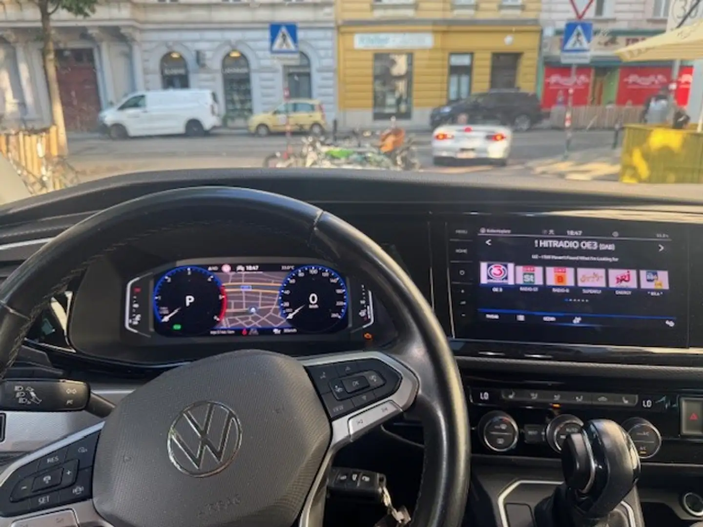 Volkswagen T6.1 Multivan Highline Grau - 2