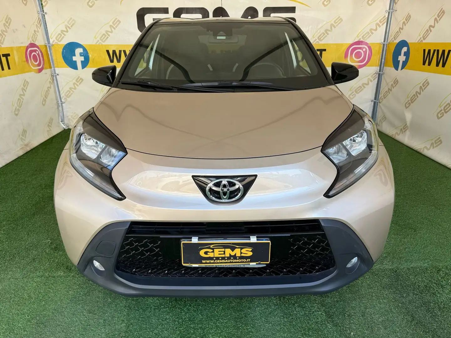 Toyota Aygo X 1.0 VVT-i 72 CV 5 porte Trend Oro - 1