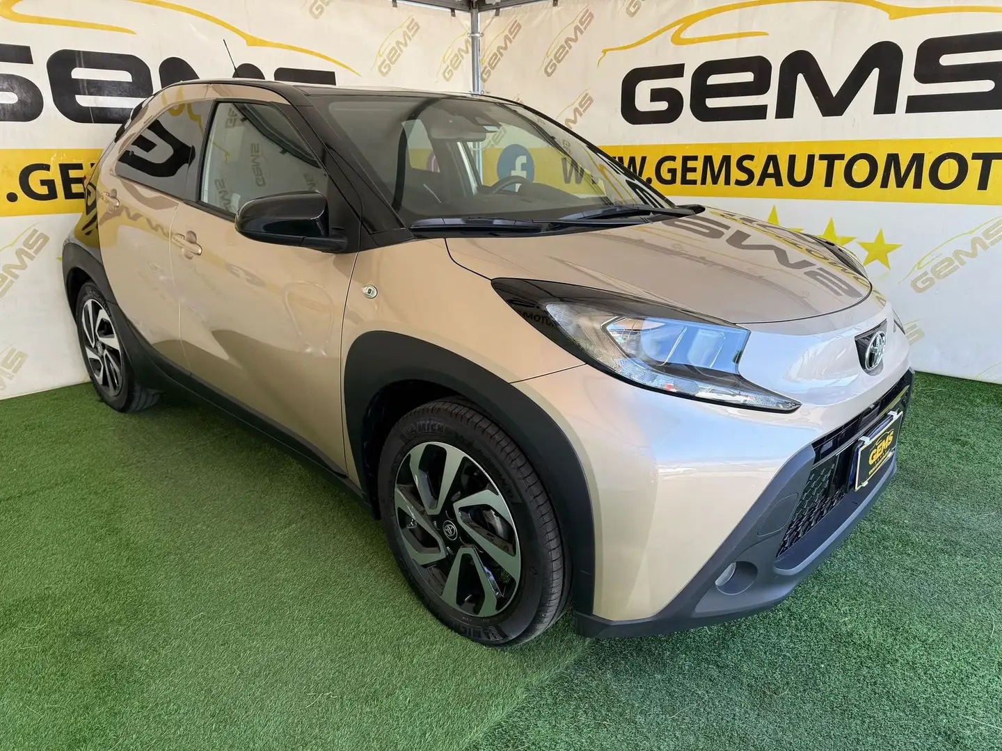 Toyota Aygo X 1.0 VVT-i 72 CV 5 porte Trend Oro - 2