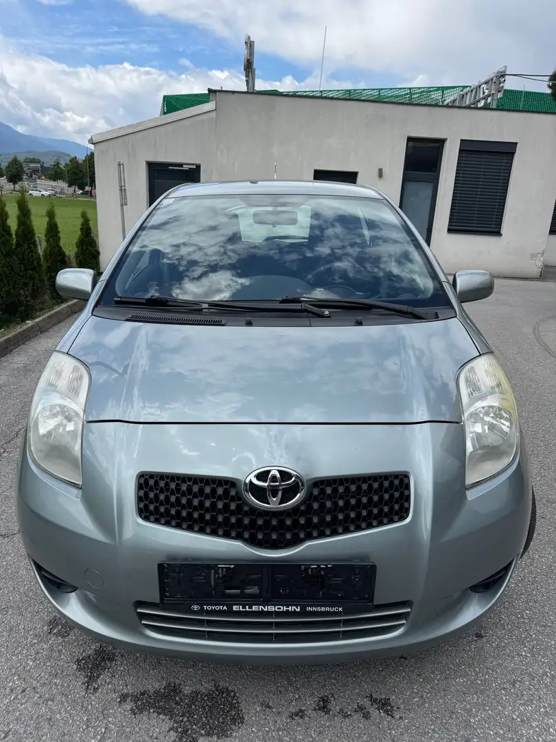 Toyota Yaris Yaris 1,3 VVT-i Linea Sol Linea Sol Grau - 2