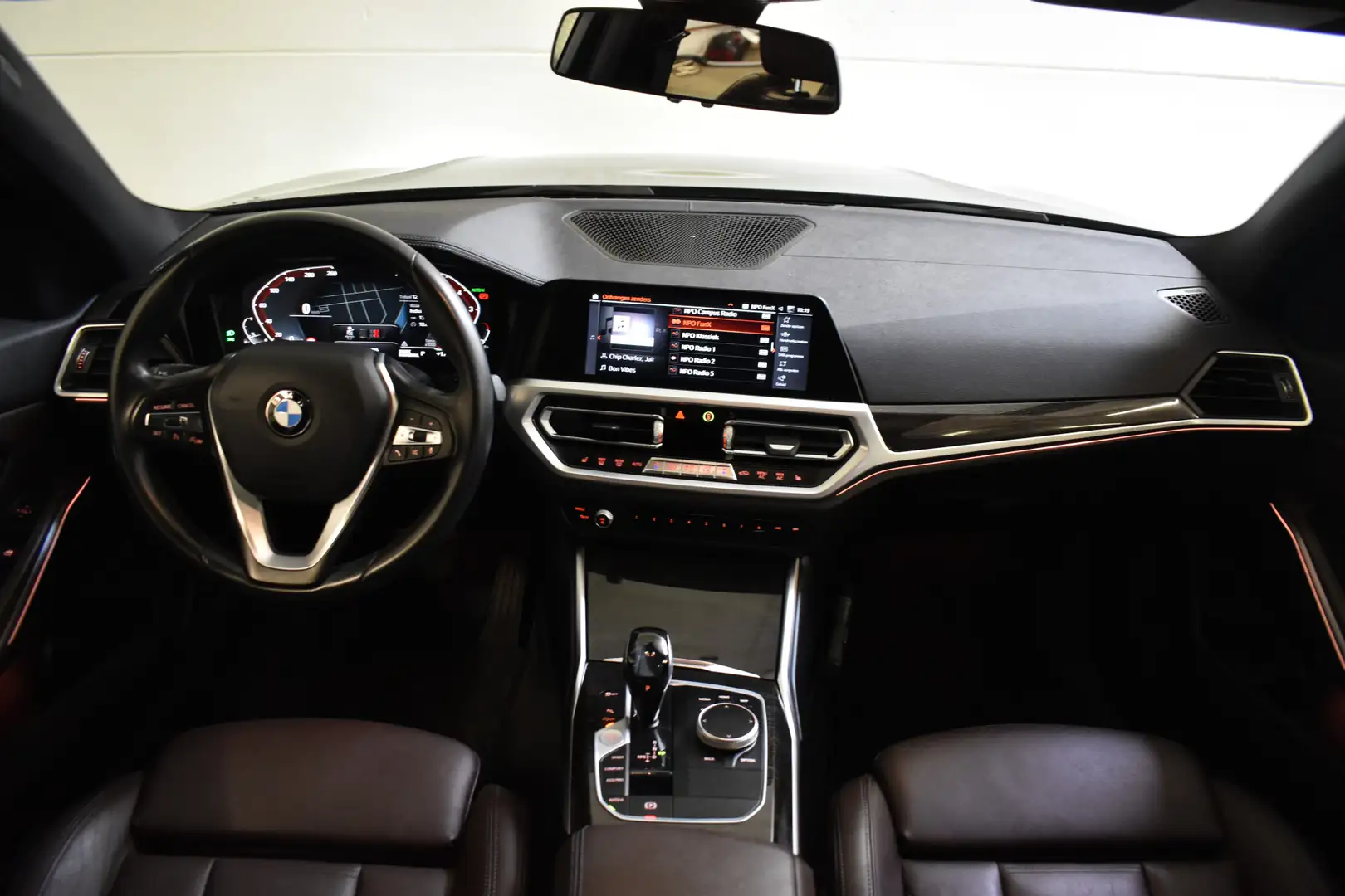 BMW 318 3-serie 318i AUT. EXECUTIVE EDITION LEDER/PDC/NAVI Zwart - 2