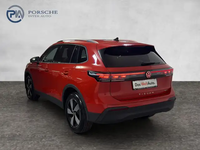 Volkswagen Tiguan view 4