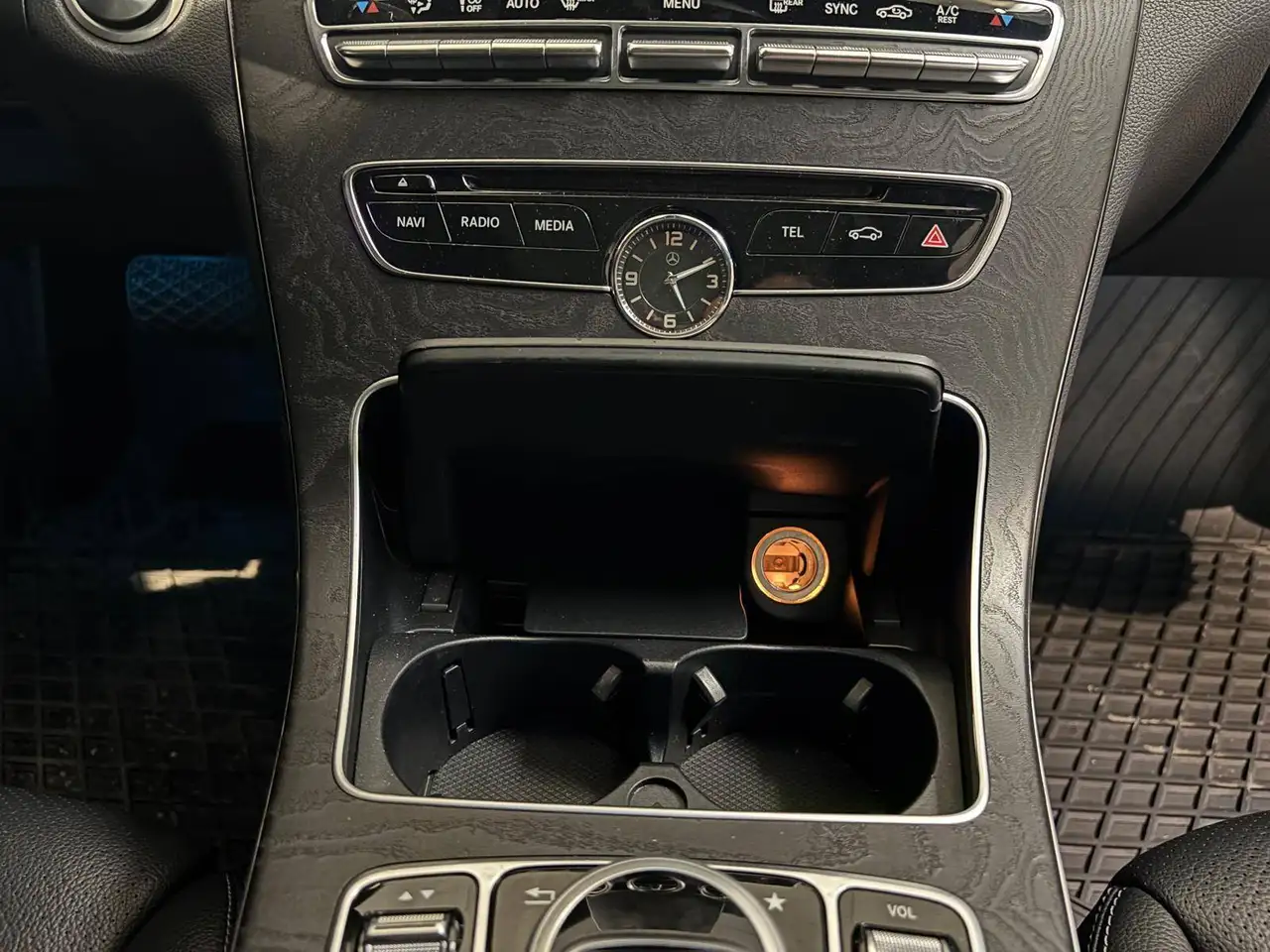 Mercedes-Benz C-Class снимка Mercedes-Benz C-Class