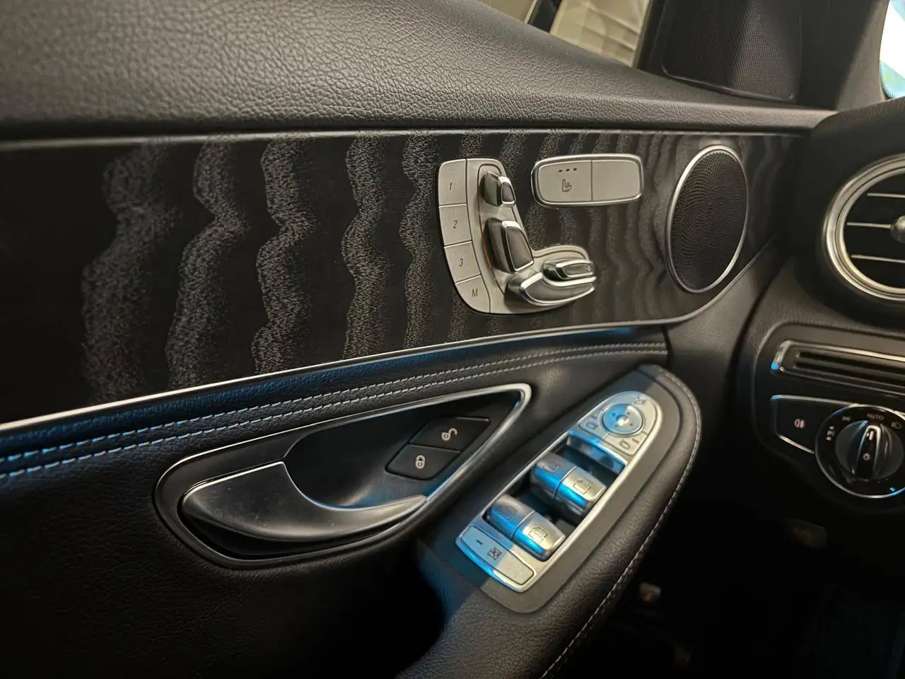 Mercedes-Benz C-Class снимка Mercedes-Benz C-Class