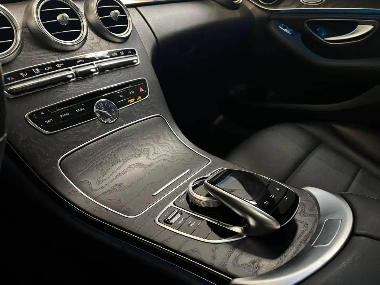 Mercedes-Benz C-Class снимка Mercedes-Benz C-Class