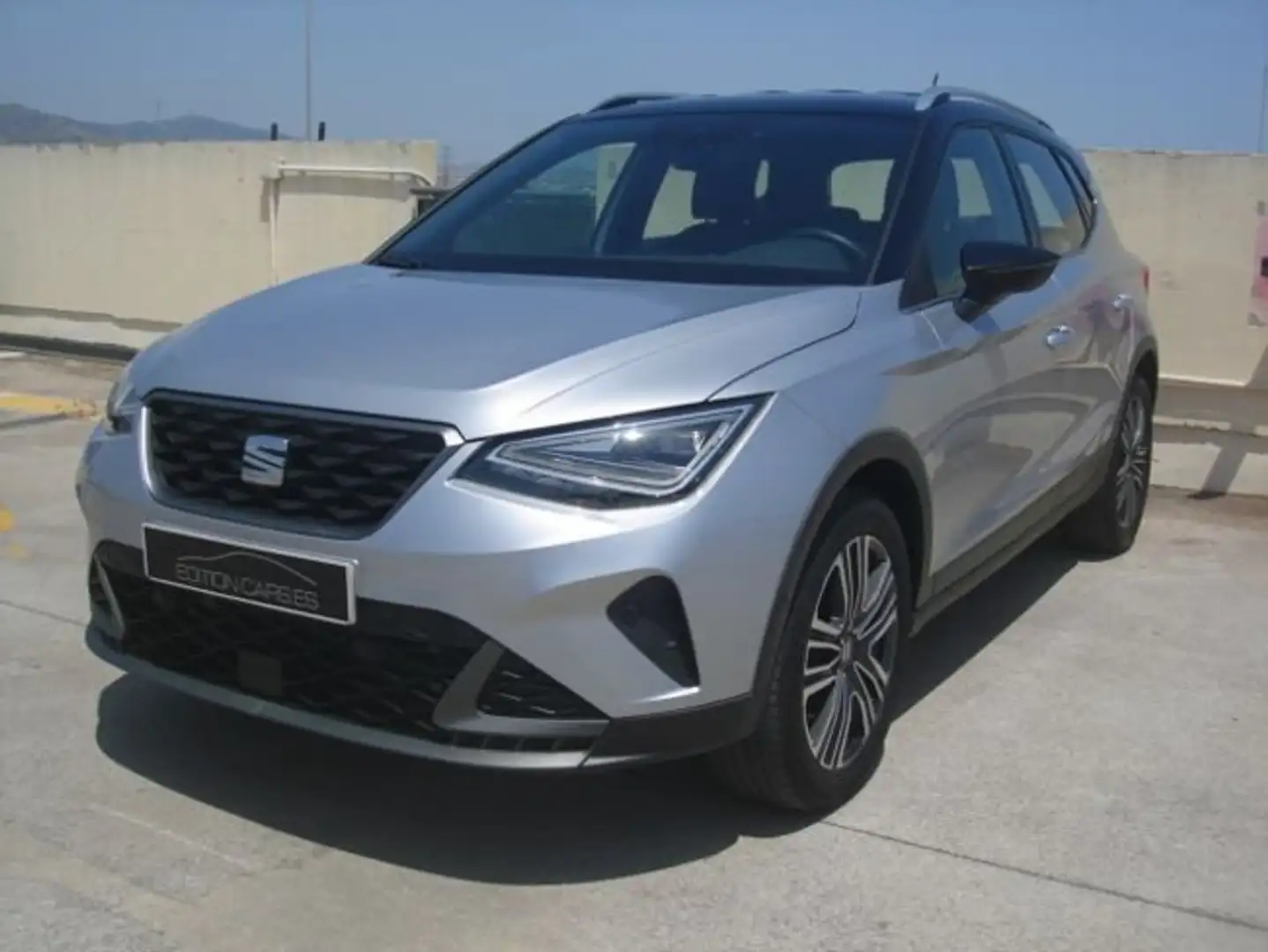 SEAT Arona 1.0 TSI 110CV FR Silber - 1