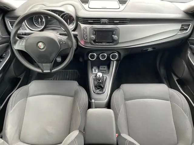 Alfa Romeo Giulietta view 5