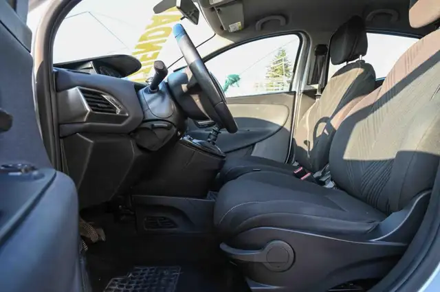 Lancia Ypsilon view 8
