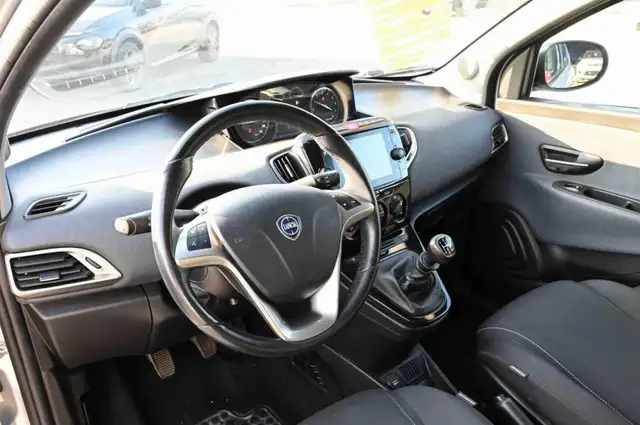 Lancia Ypsilon view 7