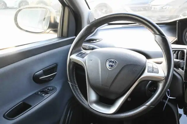 Lancia Ypsilon view 11