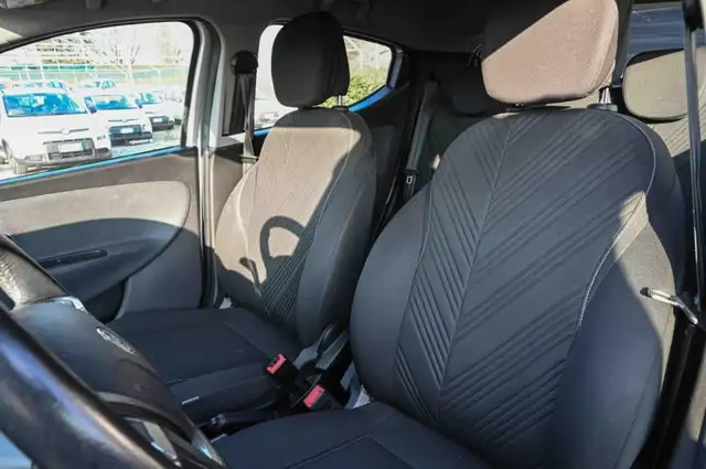 Lancia Ypsilon view 9