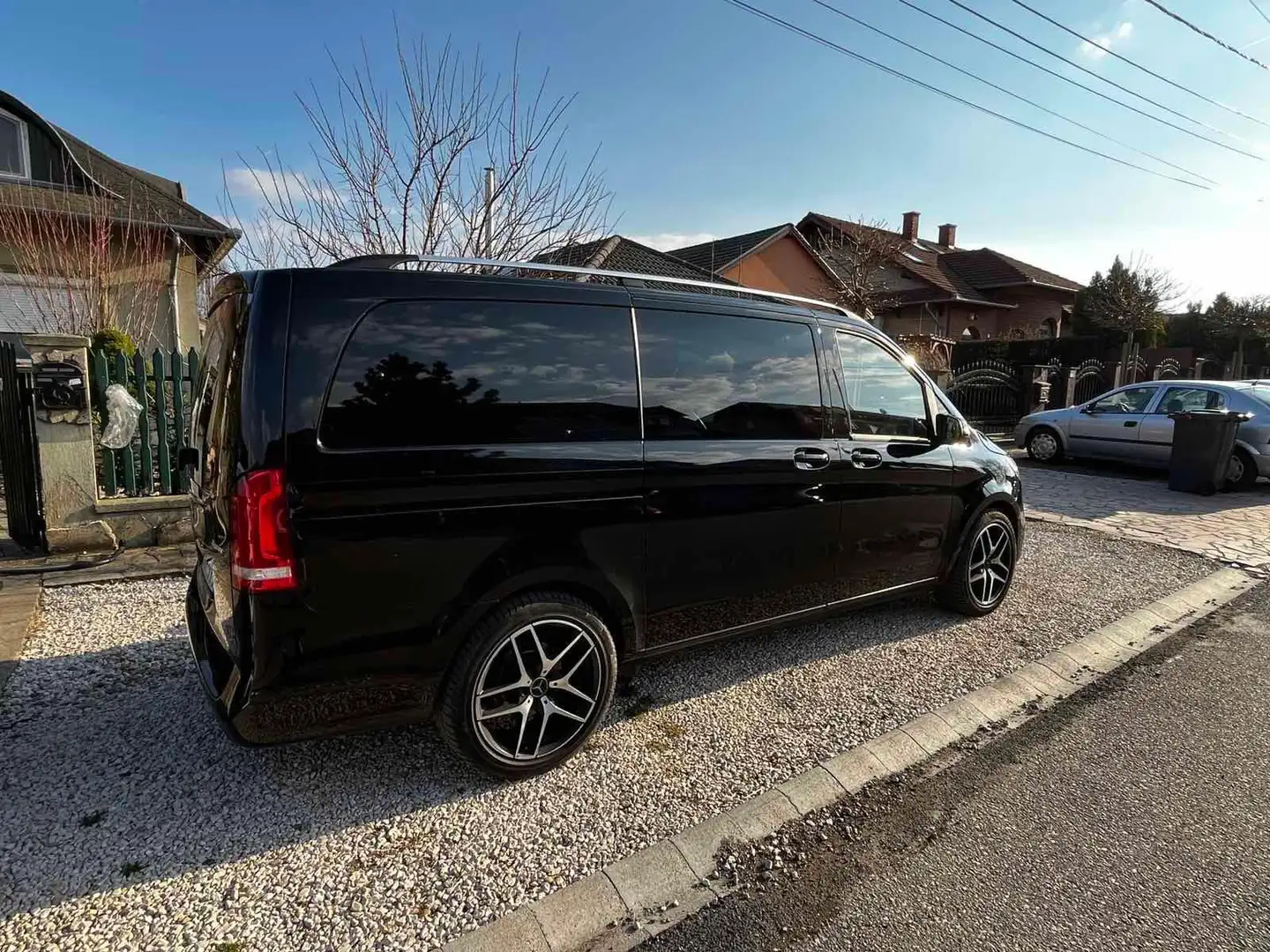 Mercedes-Benz V 300 d4Matic BusinessVan lang Aut 9G Avantgarde Schwarz - 2