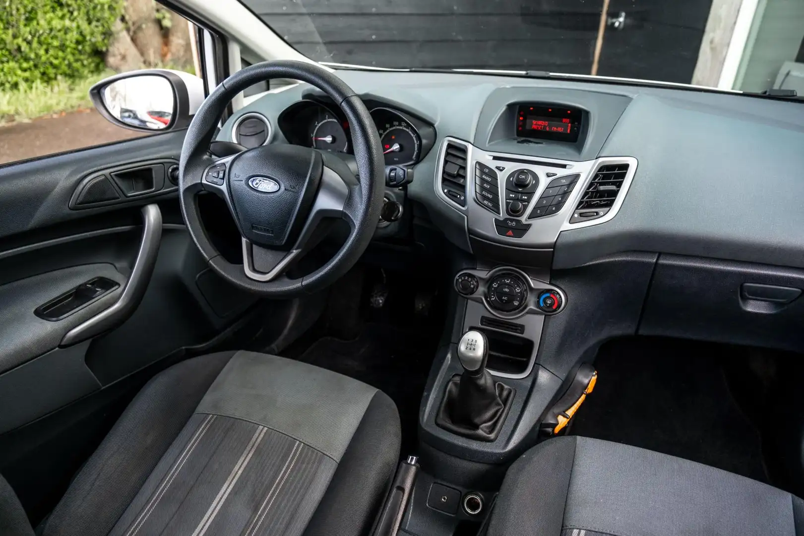 Ford Fiesta 1.25 Trend (NL-Auto / NAP / Airco / 17 Inch / Elek Wit - 2