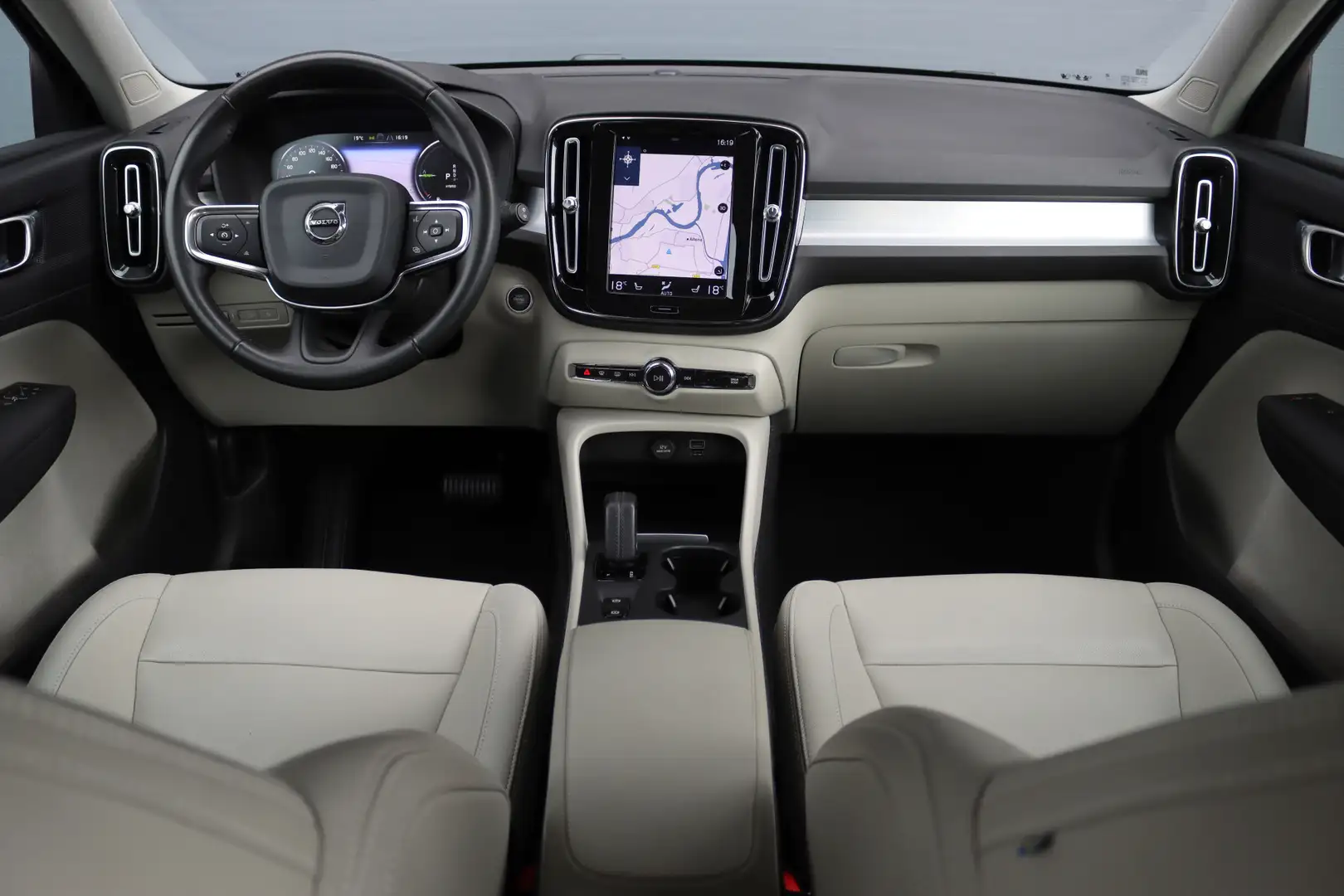 Volvo XC40 1.5 T5 262 PK Recharge Inscription Plug-In Hybrid Zwart - 2