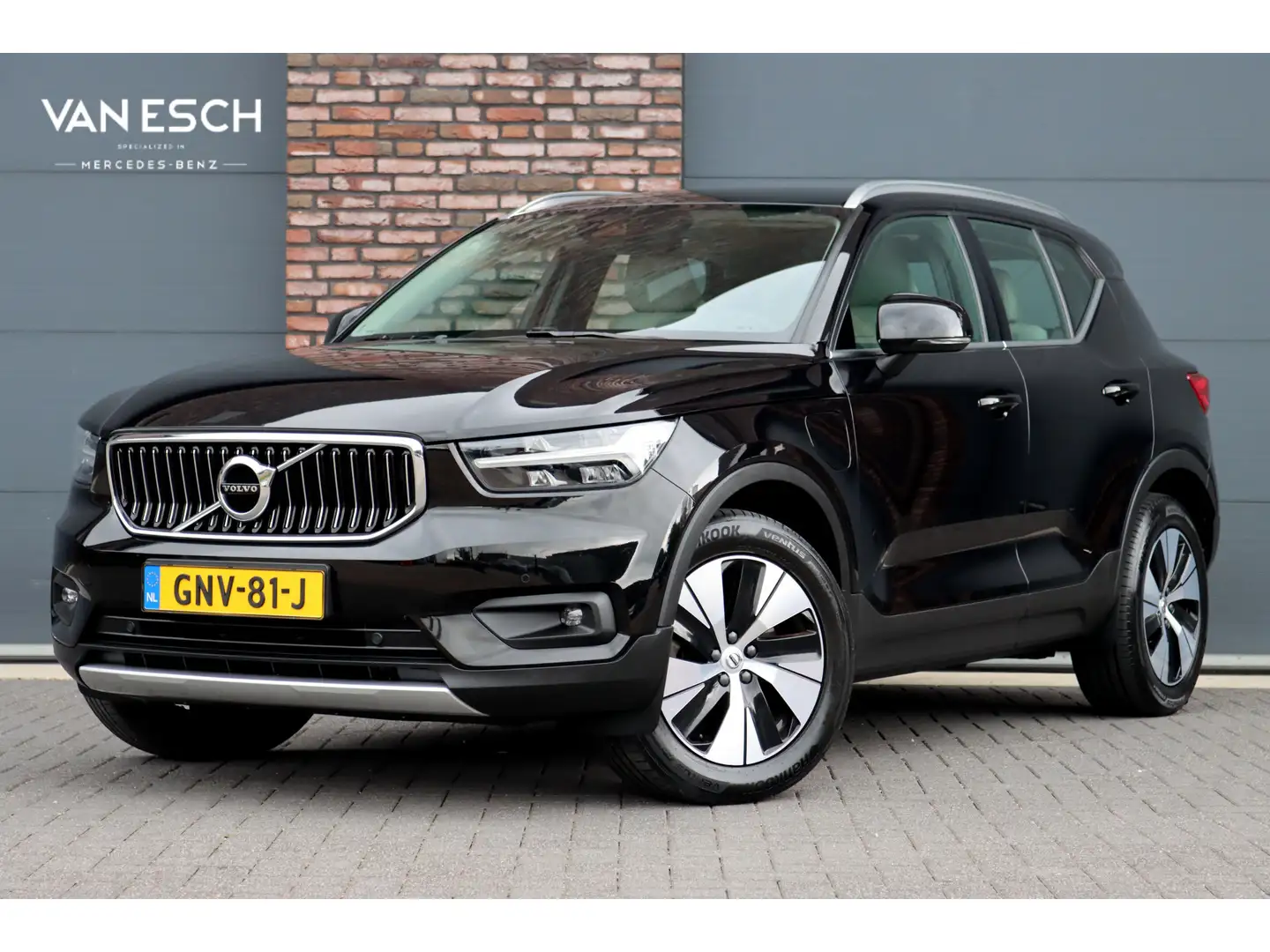 Volvo XC40 1.5 T5 262 PK Recharge Inscription Plug-In Hybrid Zwart - 1