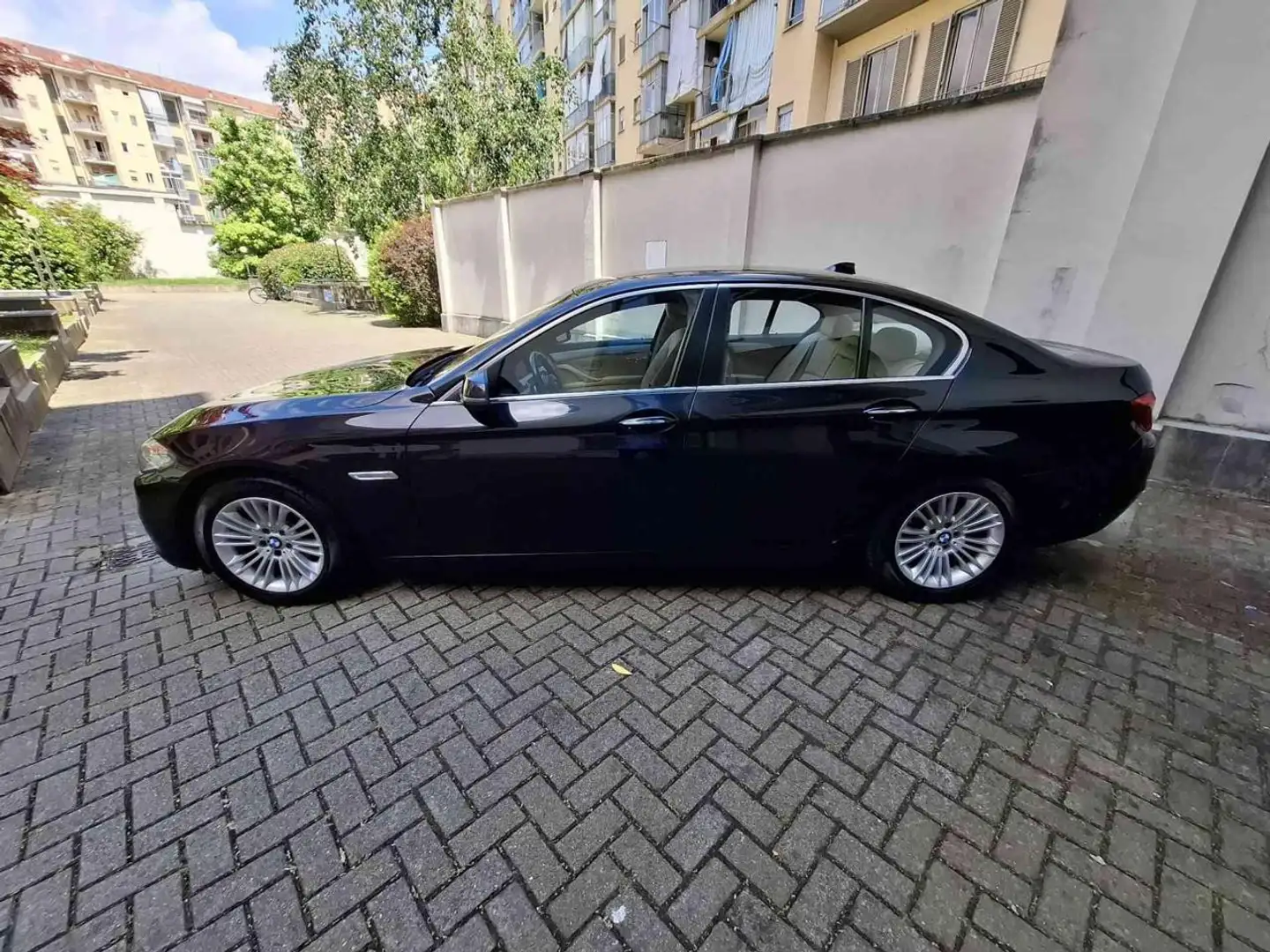 BMW 520 d Luxury Automatic-Led-Pelle-Navi Schwarz - 2