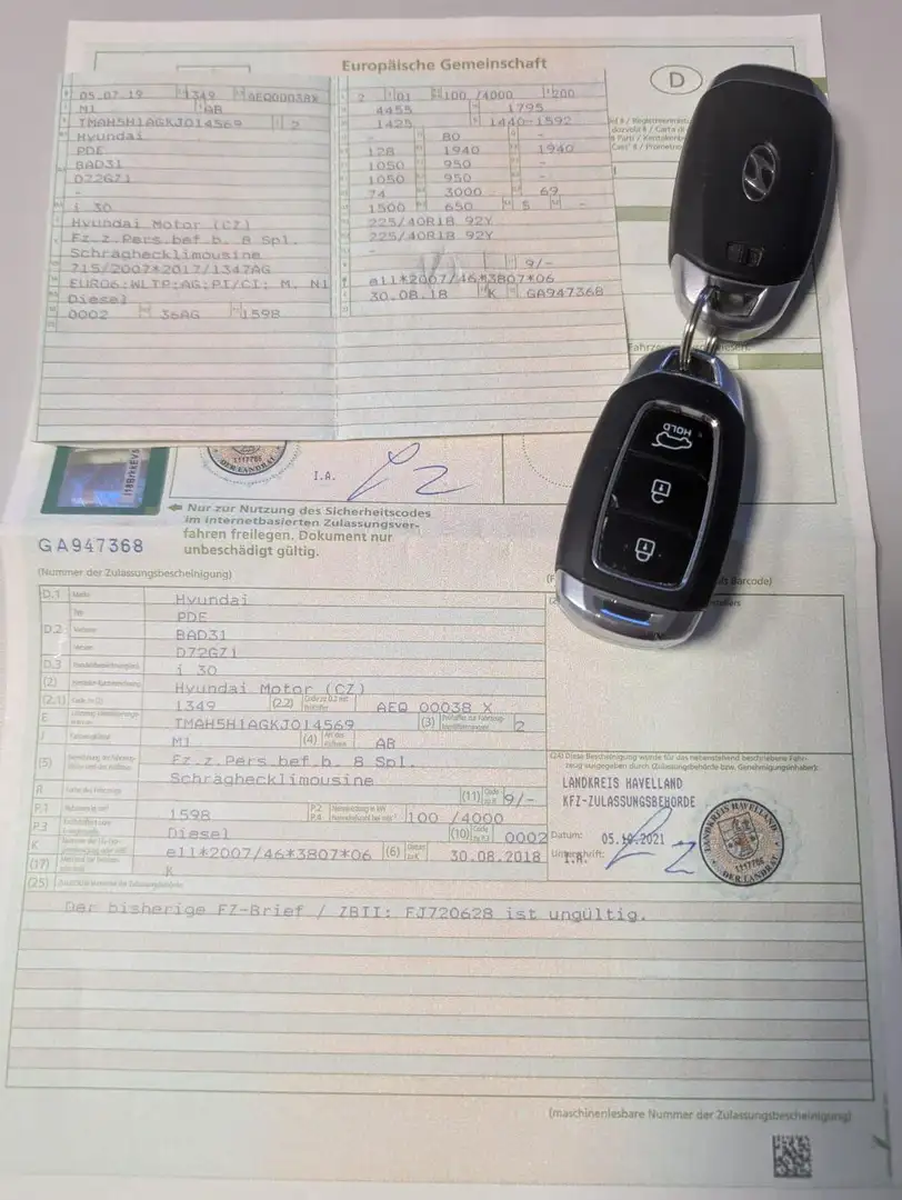 Hyundai i30 Premium Fastback 1.6 CRDi Automatik Schwarz - 2