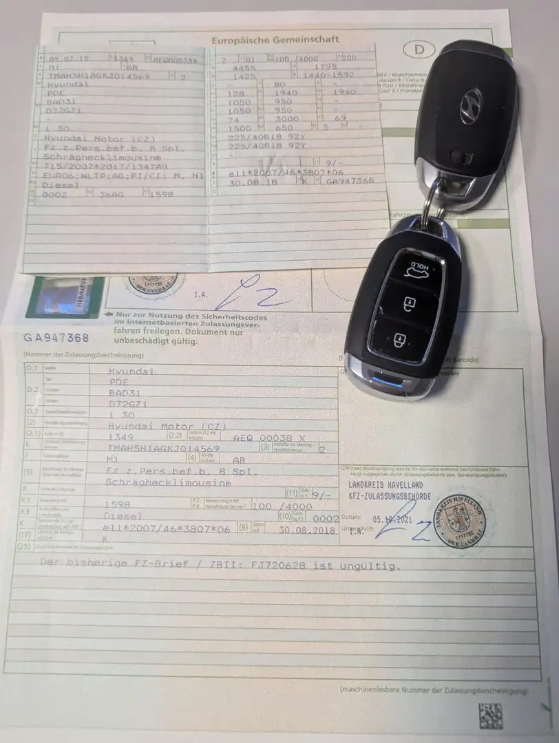 Hyundai i30 Premium Fastback 1.6 CRDi Automatik Schwarz - 2