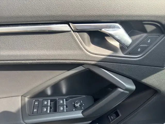 Audi Q3 view 8