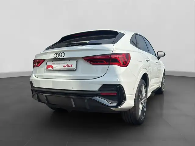 Audi Q3 view 3