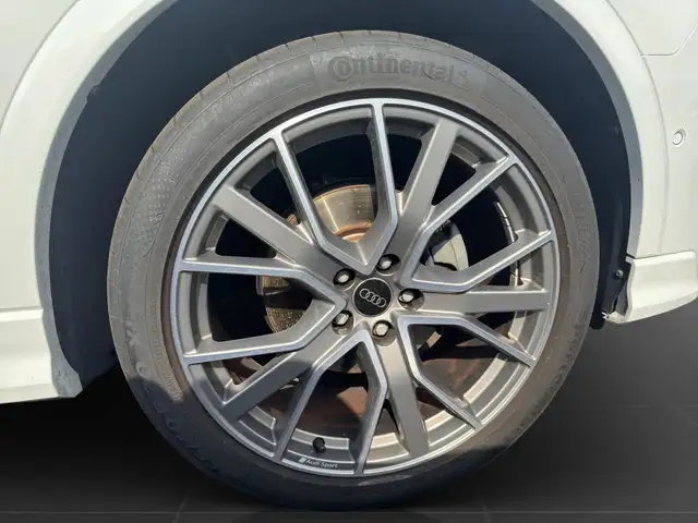 Audi Q3 view 7