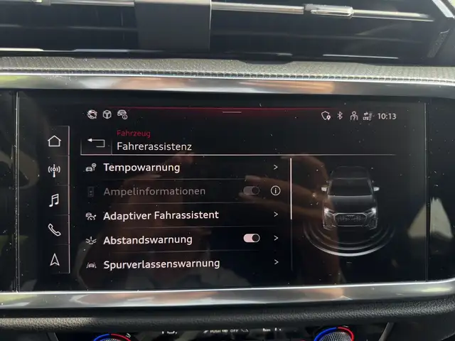 Audi Q3 view 14