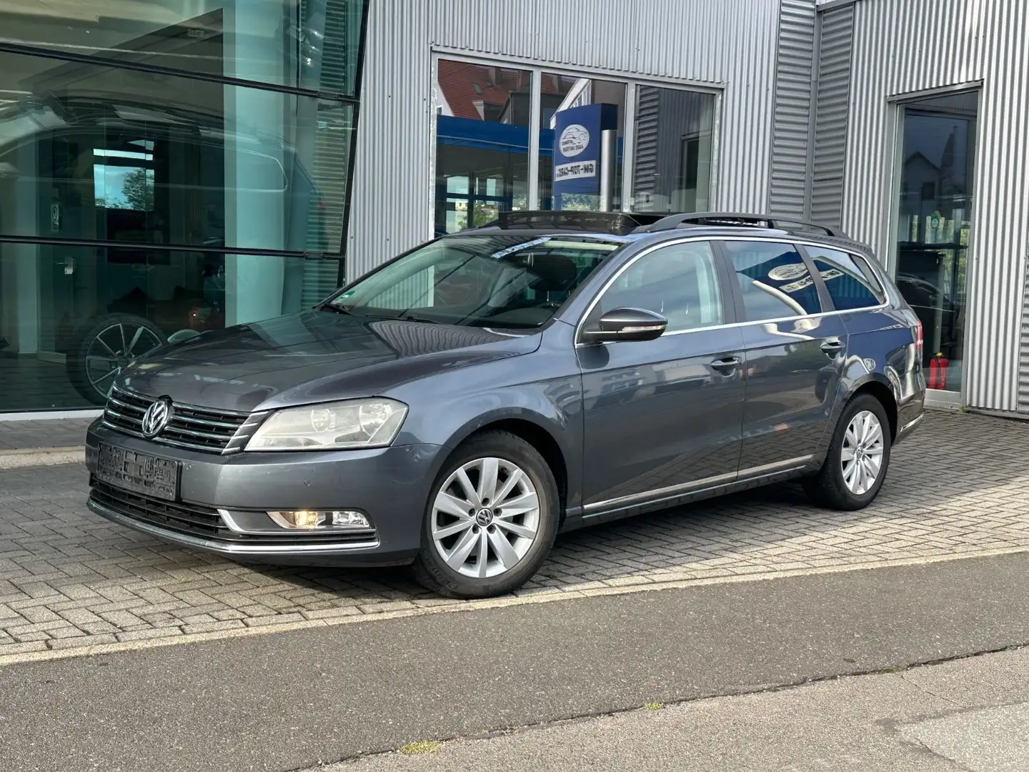 Volkswagen Passat Variant Passat 2.0TDI Comfortline BMT Pano AHK Kamera Grau - 1