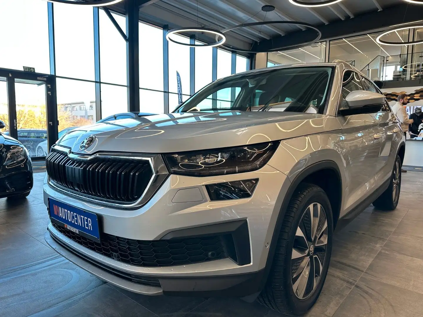 Skoda Kodiaq Tour 4x4 *1. Hand*AHK*Klima*SmartLink*LED Silber - 2
