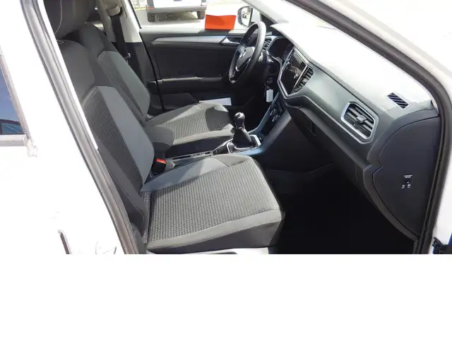 Volkswagen T-Roc view 11
