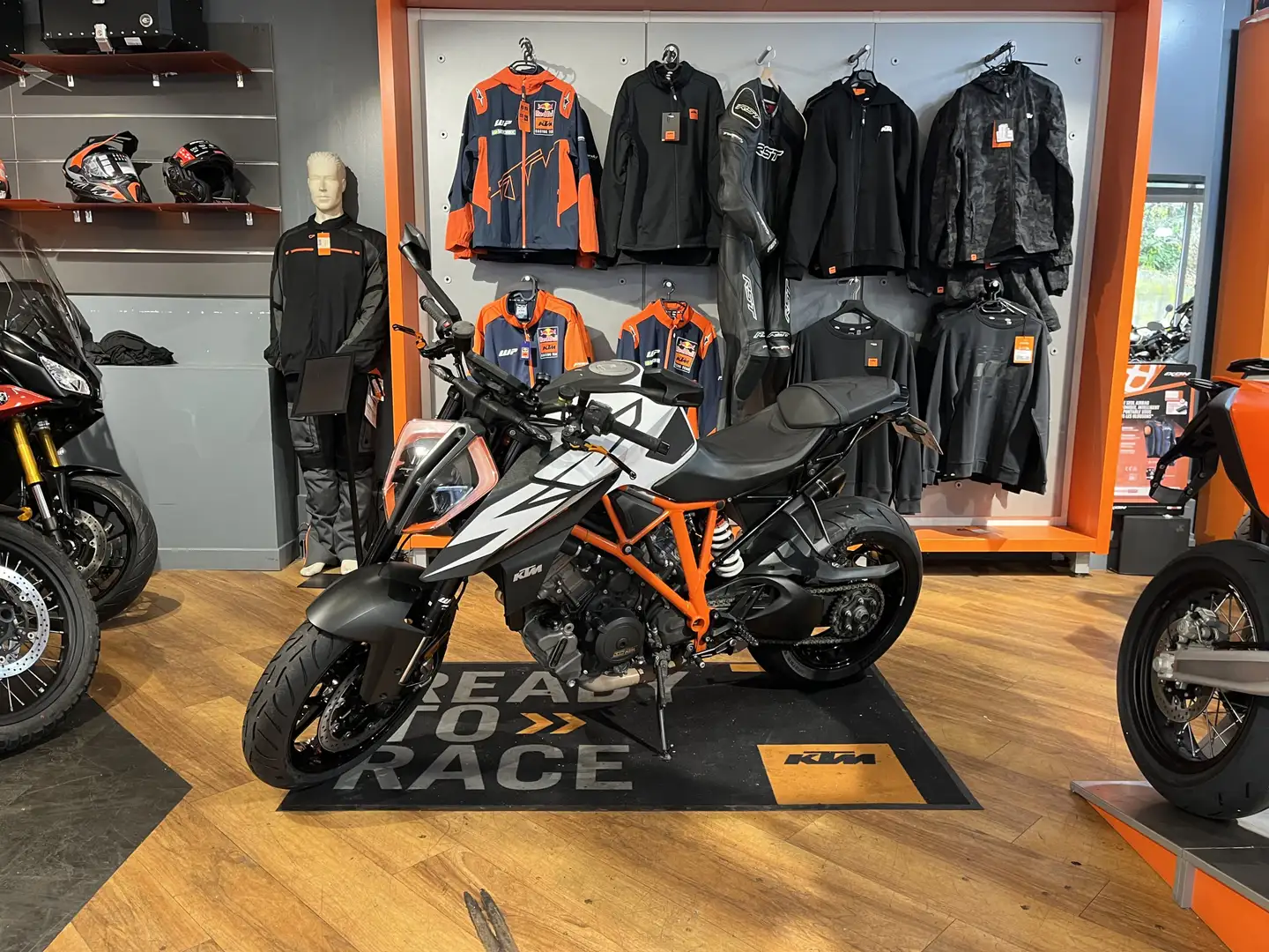 KTM 1290 Super Duke R Белый - 2