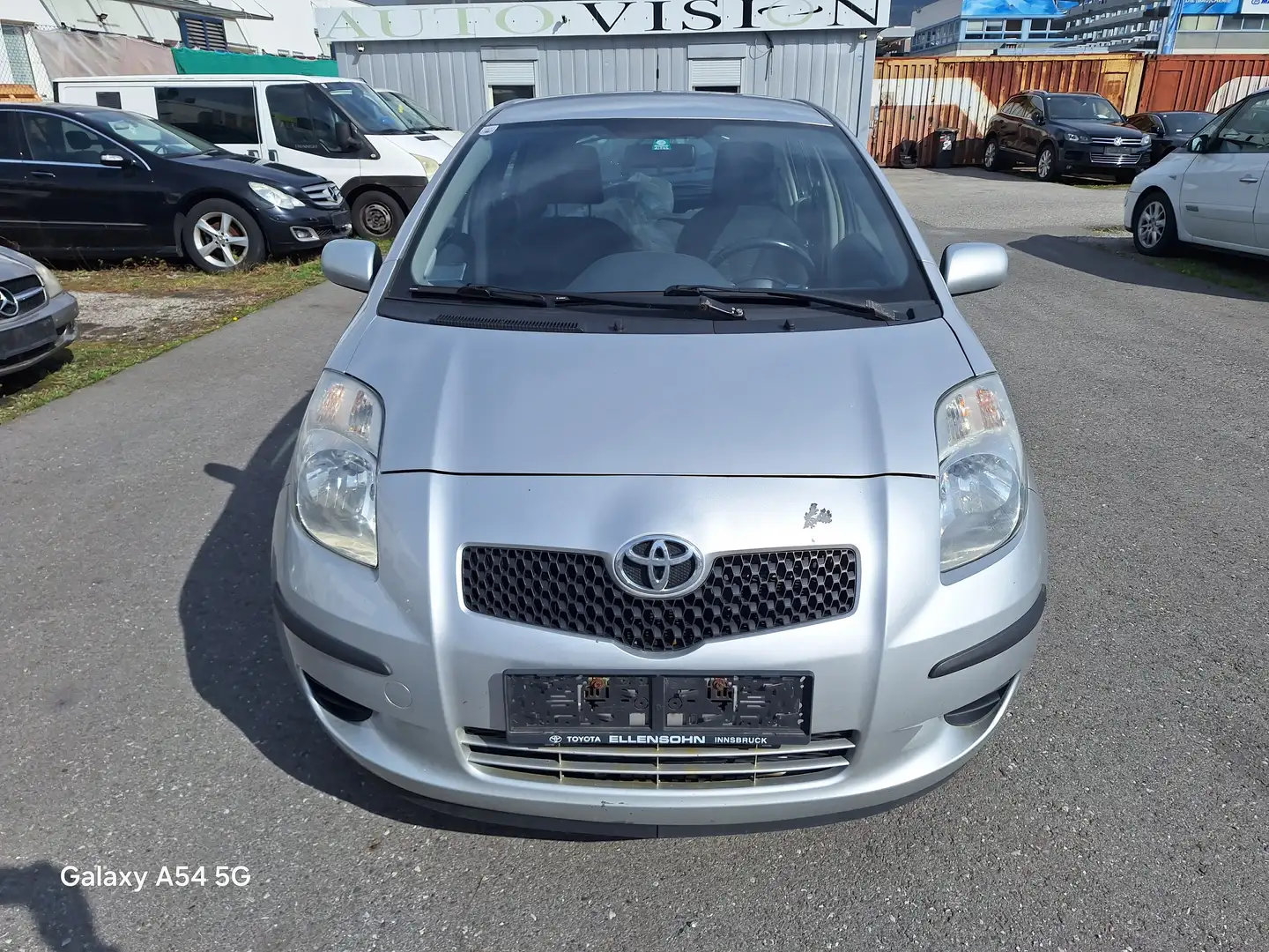 Toyota Yaris 1,0 VVT-i Linea Sol Grijs - 1